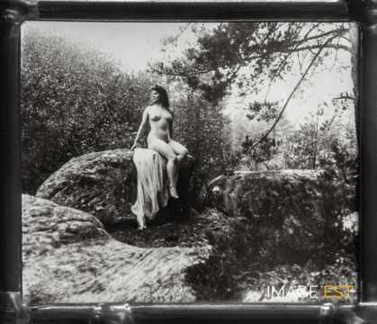 Femme nue assise sur un rocher