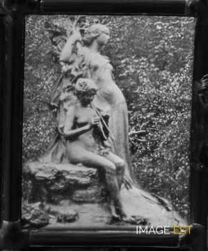 Statue de deux femmes sur un rocher