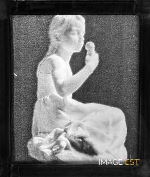 Sculpture d'une jeune fille assise