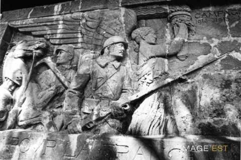 Bas-relief monumental (Pierre-Percée)