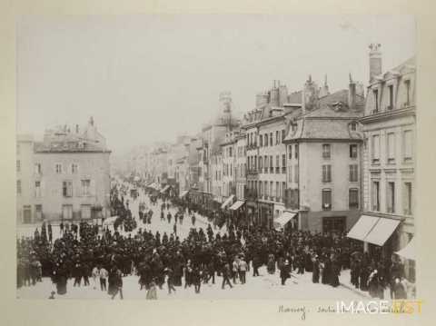 Sur le parvis de la cathédrale (Nancy)