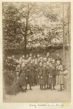 Groupe de jeunes filles (Nancy)
