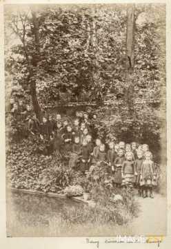 Groupe d'enfants et de jeunes filles (Nancy)