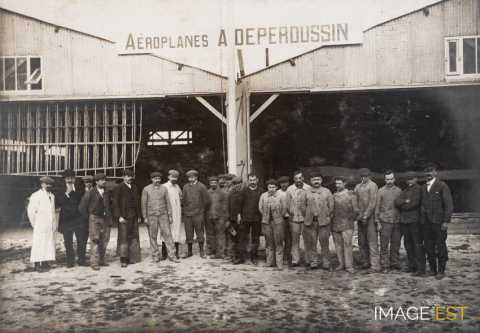 Groupe d'ouvriers et de mécaniciens (Courcy)