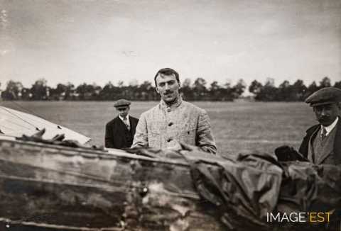Pilote devant un monoplan Deperdussin (Bétheny)