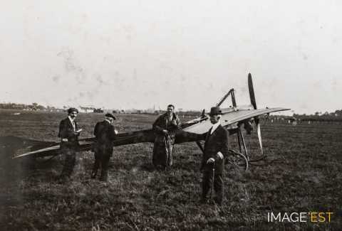 Pilote devant un monoplan Deperdussin