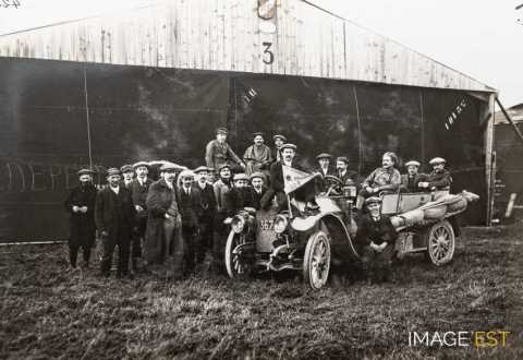 Groupe devant un hangar Deperdussin (Calais)