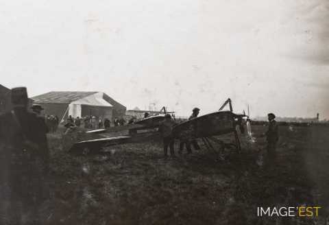 Monoplan sur un terrain d'aviation