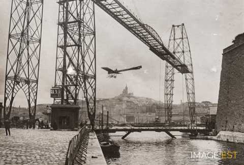 Monoplan passant sous le pont transbordeur (Rouen)