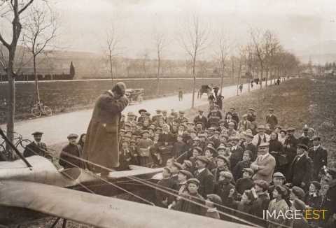 Pilote saluant un groupe de personnes (Pau)