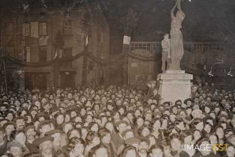 Foule sur une place (Pau)