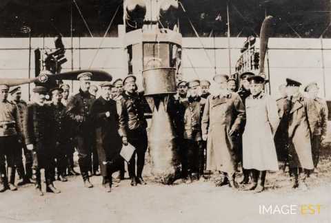 Groupe de militaires autour du Bolchoi Baltisky