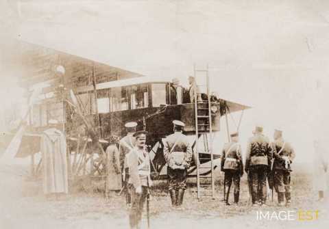 Groupe de militaires autour du Bolchoi Baltisky