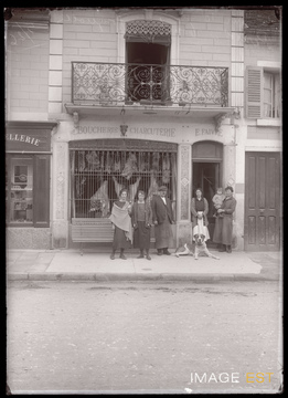 Groupe de personnes devant une boucherie (Fougerolles)