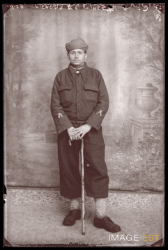 Portrait en pied d'un goumier marocain (Le Val-d'Ajol)