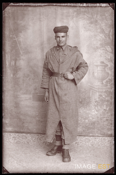 Portrait en pied d'un goumier marocain (Le Val-d'Ajol)