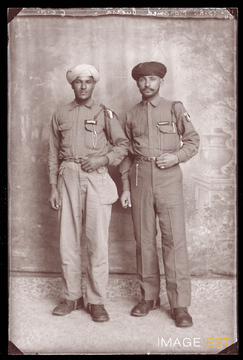 Portrait en pied de deux goumiers marocains (Le Val-d'Ajol)
