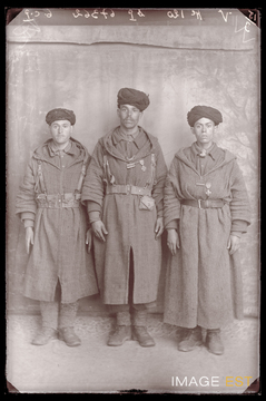 Portrait en pied de trois goumiers marocains (Le Val-d'Ajol)