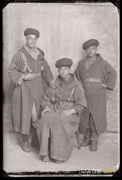 Portrait en pied de trois goumiers marocains (Le Val-d'Ajol)