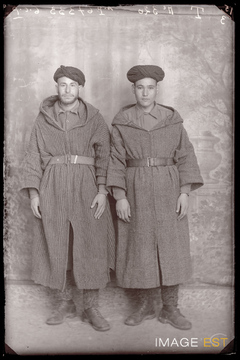Portrait en pied de deux goumiers marocains (Le Val-d'Ajol)