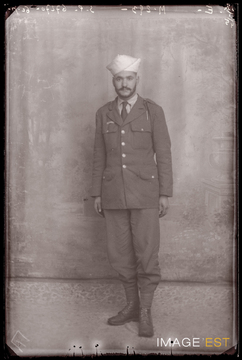 Portrait en pied d'un goumier marocain (Le Val-d'Ajol)
