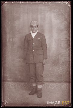 Portrait en pied d'un goumier marocain (Le Val-d'Ajol)