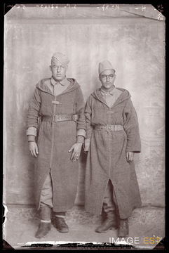 Portrait en pied de deux goumiers marocains (Le Val-d'Ajol)