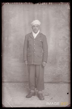 Portrait en pied d'un goumier marocain (Le Val-d'Ajol)