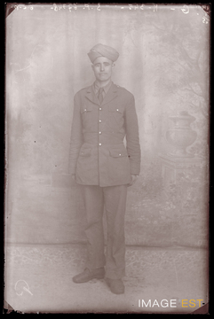Portrait en pied d'un soldat en uniforme (Le Val-d'Ajol)