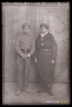 Portrait en pied de deux goumiers marocains (Le Val-d'Ajol)