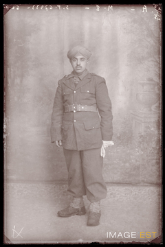 Portrait en pied d'un goumier marocain (Le Val-d'Ajol)