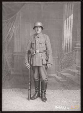 Portrait en pied d'un soldat allemand (Le Val-d'Ajol)