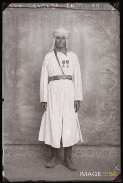 Portrait en pied d'un goumier marocain (Le Val-d'Ajol)