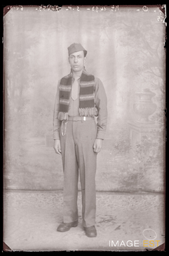Portrait en pied d'un goumier marocain (Le Val-d'Ajol)