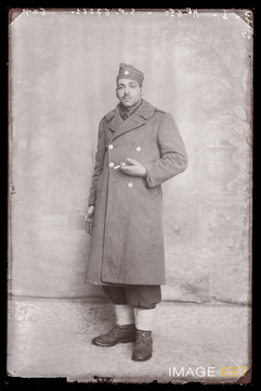 Portrait en pied d'un goumier marocain (Le Val-d'Ajol)