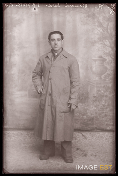 Portrait en pied d'un goumier marocain (Le Val-d'Ajol)