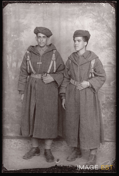 Portrait en pied de deux goumiers marocains (Le Val-d'Ajol)