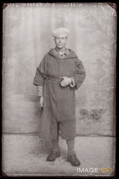 Portrait en pied d'un goumier marocain (Le Val-d'Ajol)