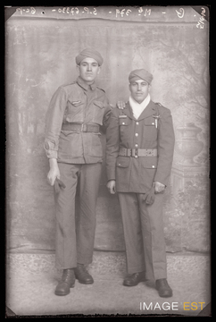 Portrait en pied de deux goumiers marocains (Le Val-d'Ajol)