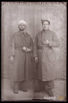 Portrait en pied de deux goumiers marocains (Le Val-d'Ajol)