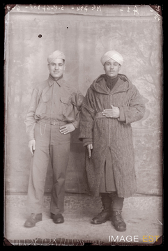 Portrait en pied de deux goumiers marocains (Le Val-d'Ajol)
