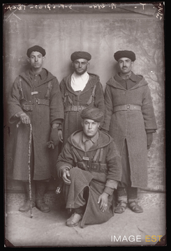 Portrait en pied de quatre goumiers marocains (Le Val-d'Ajol)
