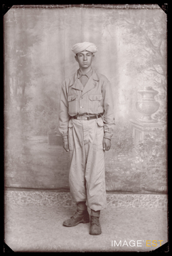 Portrait en pied d'un goumier marocain (Le Val-d'Ajol)