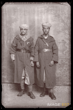 Portrait en pied de deux goumiers marocains (Le Val-d'Ajol)