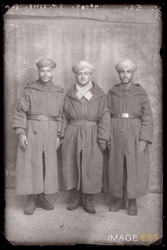 Portrait en pied de trois goumiers marocains (Le Val-d'Ajol)