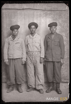 Portrait en pied de trois goumiers marocains (Le Val-d'Ajol)