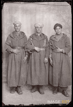 Portrait en pied de trois goumiers marocains (Le Val-d'Ajol)
