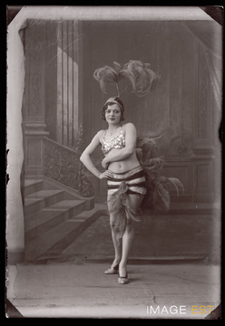 Portrait en pied d'une danseuse (Le Val-d'Ajol)