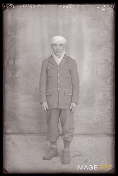 Portrait en pied d'un goumier marocain (Le Val-d'Ajol)