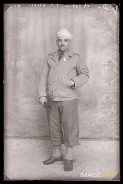 Portrait en pied d'un goumier marocain (Le Val-d'Ajol)